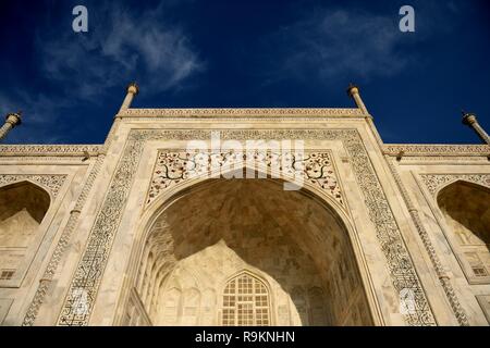 Bianco Marmo makrana Taj Mahal con cielo blu e nuvole bianche in Agra, India. Foto Stock