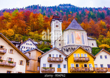 La piazza principale con la chiesa della città di Hallstatt scena, Unsesco, Austria, Salzkammergut in Europa Foto Stock
