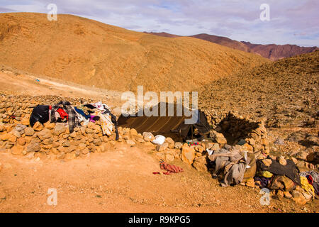 Campo nomadi in grotte vicino Todra Gorge, Tinghir, Marocco in Africa Foto Stock