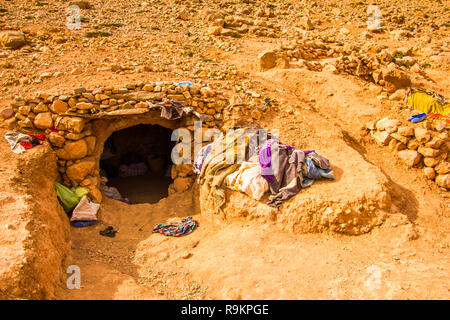 Campo nomadi in grotte vicino Todra Gorge, Tinghir, Marocco in Africa Foto Stock