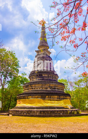 Antica Buddista tailandese chedi del Wat Umong tempio in Chiang Mai in Thailandia Foto Stock