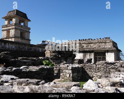 Stony rovine del palazzo di antichi Maya parco nazionale di Palenque città in Messico in Chiapas con cielo blu chiaro nel 2018 caldo e soleggiato giorno d'inverno Foto Stock