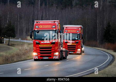 Salo, Finlandia - 14 dicembre 2018: flotta di rosso la prossima generazione Scania S500 semi rimorchio camion di Translog sulla strada in Finlandia su nuvoloso sera. Foto Stock