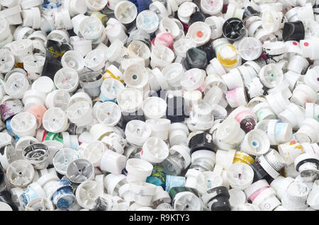 Un modello di molti impiegati e sporco ugelli da bombolette spray con bomboletta di vernice spray. Texture di sfondo della street art di disegnare graffiti sulle pareti Foto Stock