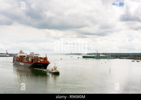 Contenitore della nave 'Liverpool Express' in arrivo Southampton contenitore cuccette Foto Stock