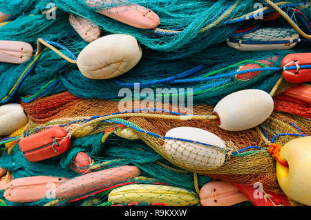 Sfondo colorato di reti da pesca e galleggianti Foto Stock