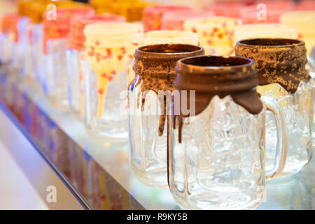Bicchieri vuoti con resti di succhi di frutta di messa a fuoco selezionata Foto Stock