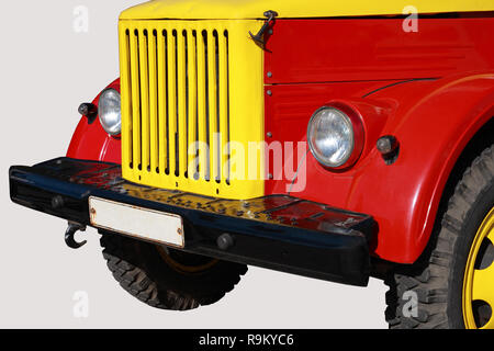 Vecchia auto di rosso e di giallo, anteriore su uno sfondo bianco, close-up Foto Stock