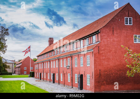 Red barrack in Kastellet, una a forma di stella fortezza nella parte centrale della citta', popolare località turistica. Punto di riferimento nella città vecchia Foto Stock