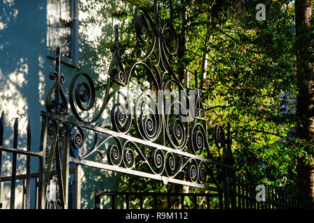 Una decorativa cancello di ferro su una storica casa lungo Lagare Street a Charleston, Carolina del Sud. Foto Stock