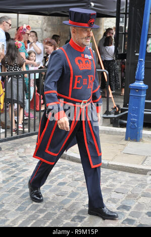 Beefeater fuori dalla Torre di Londra Londra,Inghilterra Foto Stock