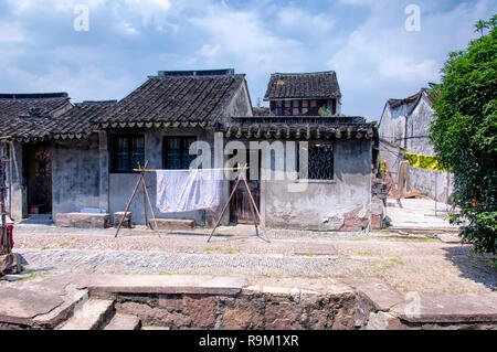 I bianchi edifici dell'acqua Luzhi città scenic area in area Wuzhong di Suzhou Cina nella provincia dello Jiangsu in una giornata di sole. Foto Stock