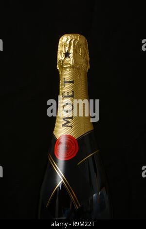 Bottiglia di Moët & Chandon. Moët & Chandon è uno dei più grandi produttori di champagne nel mondo. Fondata nel 1743, oggi detiene oltre 1500 acri di vigneti Foto Stock
