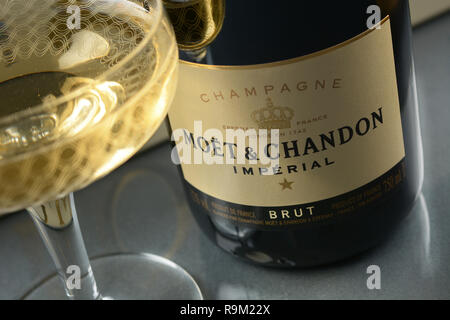 Bottiglia di Moët & Chandon. Moët & Chandon è uno dei più grandi produttori di champagne nel mondo. Fondata nel 1743, oggi detiene oltre 1500 acri di vigneti Foto Stock