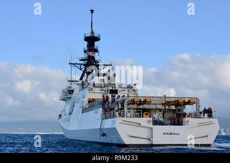 L'equipaggio di USCGC Kimball WMSL (756) arrivano a Honolulu dic. 22, 2018. Queste nuove frese sono la sostituzione dell'invecchiamento ad alta Endurance Hamilton-class frese (378 piedi) che sono stati in servizio a partire dagli anni sessanta. (U.S. Coast Guard foto di Chief Petty Officer Sara Muir/rilasciato) Foto Stock