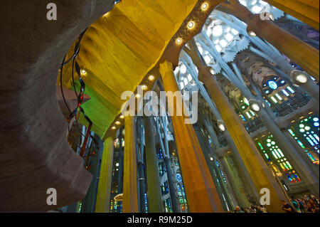 L'interno della Sagrada Familia progettata da Antoni Gaudi, Barcellona, Spagna Foto Stock