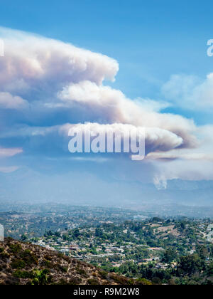 Nuvole di fumo da una spazzola la diffusione di un incendio su una montagna nella zona suburbana di Laguna Niguel, CA. Foto Stock