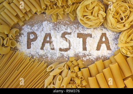 Parola di pasta con uno sfondo di legno Foto Stock