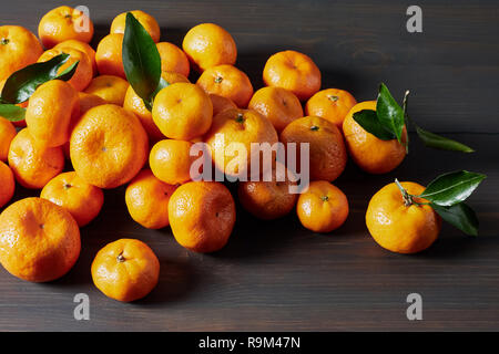 Still Life, composizioni di frutta di mandarini, giacente sul vecchio tavolo in legno Foto Stock