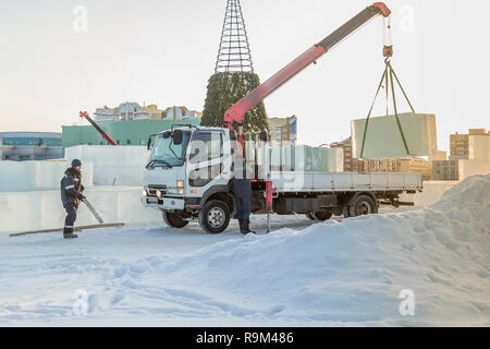 Ritratto di un lavoratore assunto nel disporre una città di ghiaccio Foto Stock