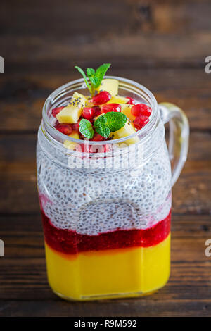 Chia budino di sementi in vaso con mango. Una sana prima colazione. Dolce dessert sano. Foto Stock