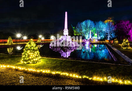 Di laser e luci di Natale sulla terrazza dell'acqua a Blenheim Palace. Foto Stock