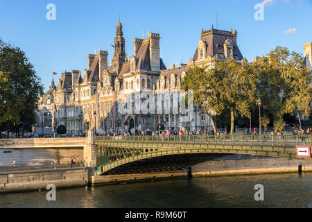 Tramonto su Hotel de Ville a Parigi, Francia Foto Stock