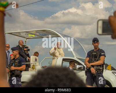 Papa Francesco nel suo popemobile in Polonia nel luglio 2016 durante la GMG Foto Stock