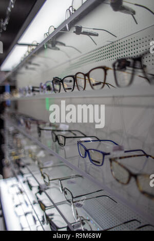 Eyewear display stand pieno di occhiali di lusso in Cagliari, Sardegna nel novembre 2018 Foto Stock