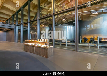 Il Macallan Distillery single malt Scotch Whisky Distillery a Craigellachie Moray Scozia UK con il display interno e la vista in sezione di distilleria Foto Stock