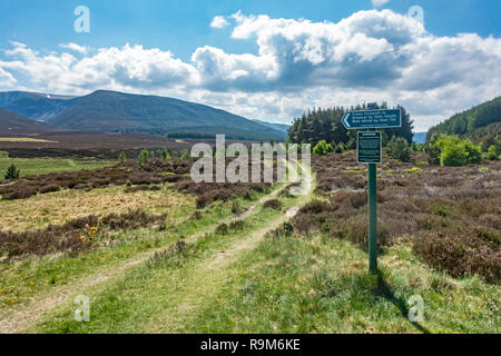 Diritti scozzese di modo la società è segno di Glen Feshie vicino Feshiebridge Highland scozzesi che indica sentieri pubblici a Braemar & Blair Atholl Foto Stock