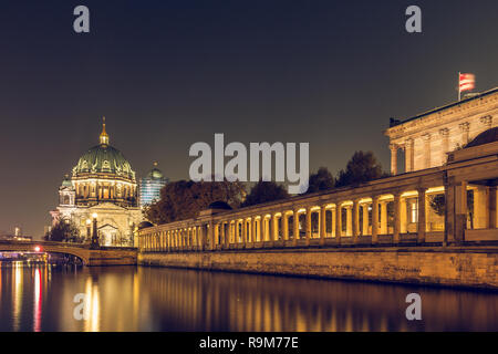 Berlino di notte. Cattedrale di Berlino e della Friedrich's Bridge con illuminazione e riflessi nel fiume Sprea. Accesa arcade della galleria Foto Stock