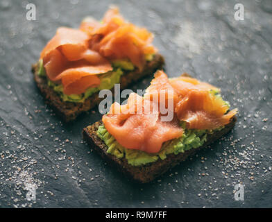 Salmone affumicato - sandwich snack sani e cibo fatto in casa il concetto di stile ed eleganti elementi visivi Foto Stock