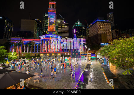 BRISBANE, Australia, 21 DIC 2018: illuminazione mostra sul municipio edificio al King George Square, Brisbane, Queensland, Australia Foto Stock