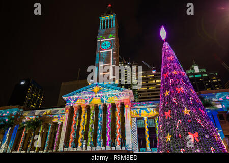 BRISBANE, Australia, 21 DIC 2018: illuminazione mostra sul municipio edificio al King George Square, Brisbane, Queensland, Australia Foto Stock