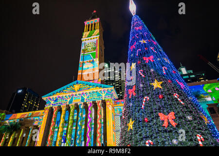 BRISBANE, Australia, 21 DIC 2018: illuminazione mostra sul municipio edificio al King George Square, Brisbane, Queensland, Australia Foto Stock