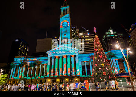 BRISBANE, Australia, 21 DIC 2018: illuminazione mostra sul municipio edificio al King George Square, Brisbane, Queensland, Australia Foto Stock