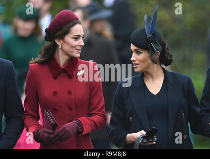 La Duchessa di Cambridge e la Duchessa di Sussex arrivando a frequentare il giorno di Natale mattina servizio in chiesa a Santa Maria Maddalena Chiesa di Sandringham, Norfolk. Foto Stock