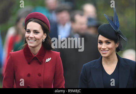 La Duchessa di Cambridge e la Duchessa di Sussex arrivando a frequentare il giorno di Natale mattina servizio in chiesa a Santa Maria Maddalena Chiesa di Sandringham, Norfolk. Foto Stock