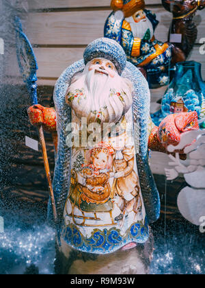 Mosca, Russia - 19 dicembre 2018: figurina di padre Frost Santa Claus Ded Moroz sulla finestra del negozio Mercatino di Natale in Piazza Rossa di Mosca. Vendita di giocattoli, famoso e popolare fiabesca personaggi, figurine Foto Stock