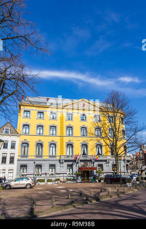 L'Aia, Paesi Bassi - 23 Marzo 2017: Hotel Des Indes all'Aia fresco con vernice gialla sul soleggiato blue sky giorno Foto Stock