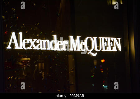 Digital Signage su Alexander Mcqueen flagship store su Old Bond Street, Londra, Inghilterra, Regno Unito Foto Stock