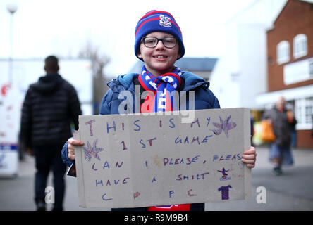 Un giovane Crystal Palace la ventola può contenere fino a firmare la lettura " Questo è il mio primo gioco posso prega, si prega di avere una maglietta' durante il match di Premier League a Selhurst Park, Londra. Foto Stock