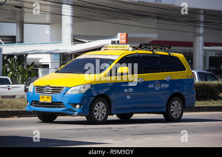 Licciana Nardi, Italia - 21 dicembre 2018: taxi della città di Chiangmai, Toyota Innova Service in città. Foto di road No.1001 a circa 8 km dal centro cittadino di Chiangmai, Foto Stock