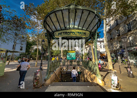 La stazione della metropolitana Abbesses a Montmartre, Parigi, l'entrata coperta di vetro della stazione o édicule è stata progettata da Hector Guimard, Parigi, Francia Foto Stock