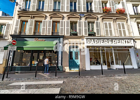 Negozi e boutique lungo Rue la Vieuville , una strada acciottolata a Montmartre, Parigi, Francia Foto Stock