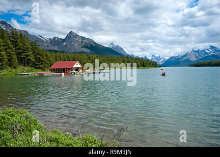 Il Lago Maligne con barca casa da affittare canoe e kayak, Jasper National Park, montagne rocciose, Alberta, Canada Foto Stock