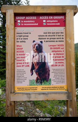 Segnale di avviso circa gli orsi grizzly, il Parco Nazionale di Banff, montagne rocciose, Alberta, Canada Foto Stock