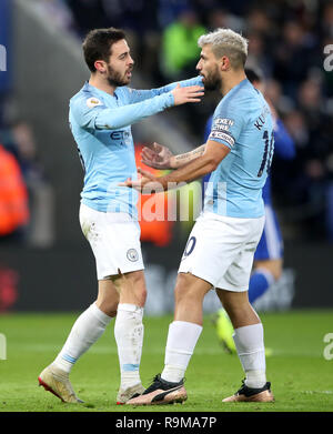 Manchester City's Bernardo Silva (sinistra) punteggio celebra il suo lato del primo obiettivo del gioco durante il match di Premier League al King Power Stadium, Leicester. Foto Stock