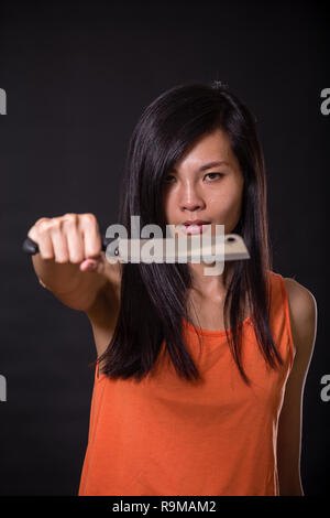 Asian femme fatale con il coltello per sminuzzare Foto Stock